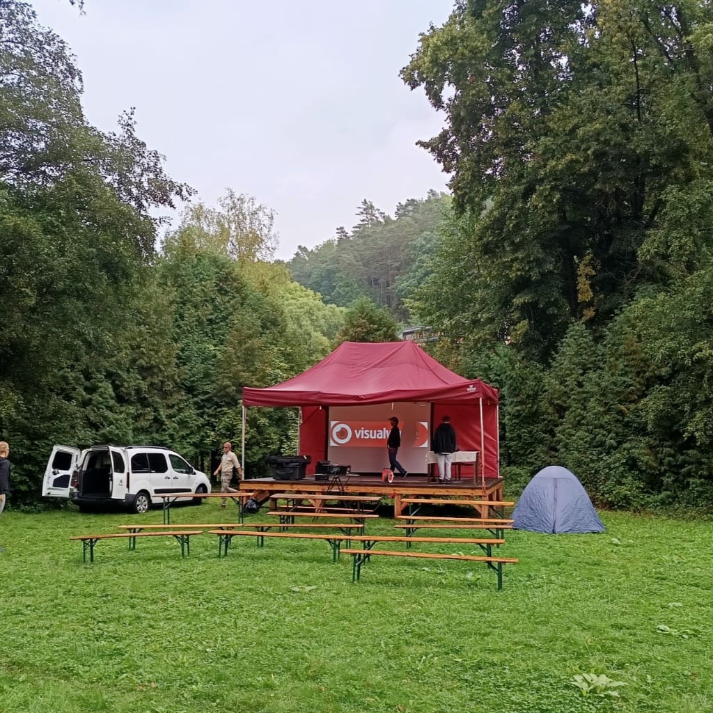 Venkovní projekce s plátnem